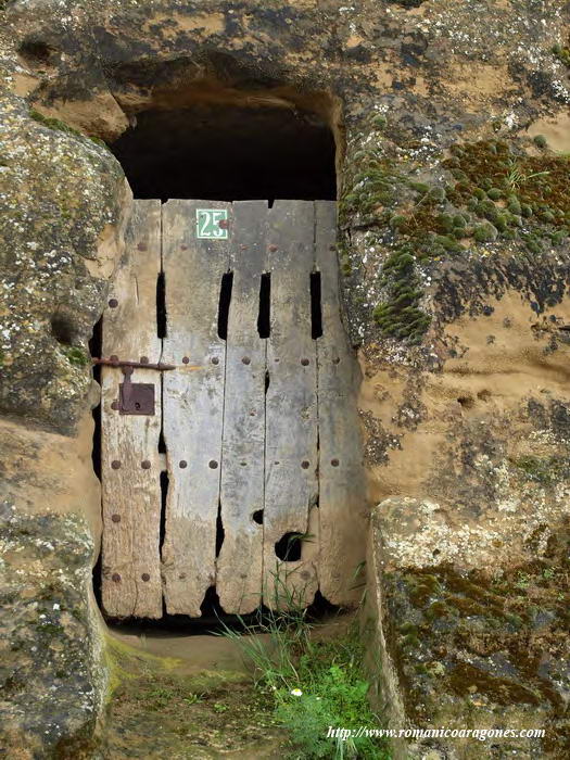 PUERYTA DE ACCESO A BODEGA DESDE EL LADO NORTE DE LA PLATAFORMA ROCOSA